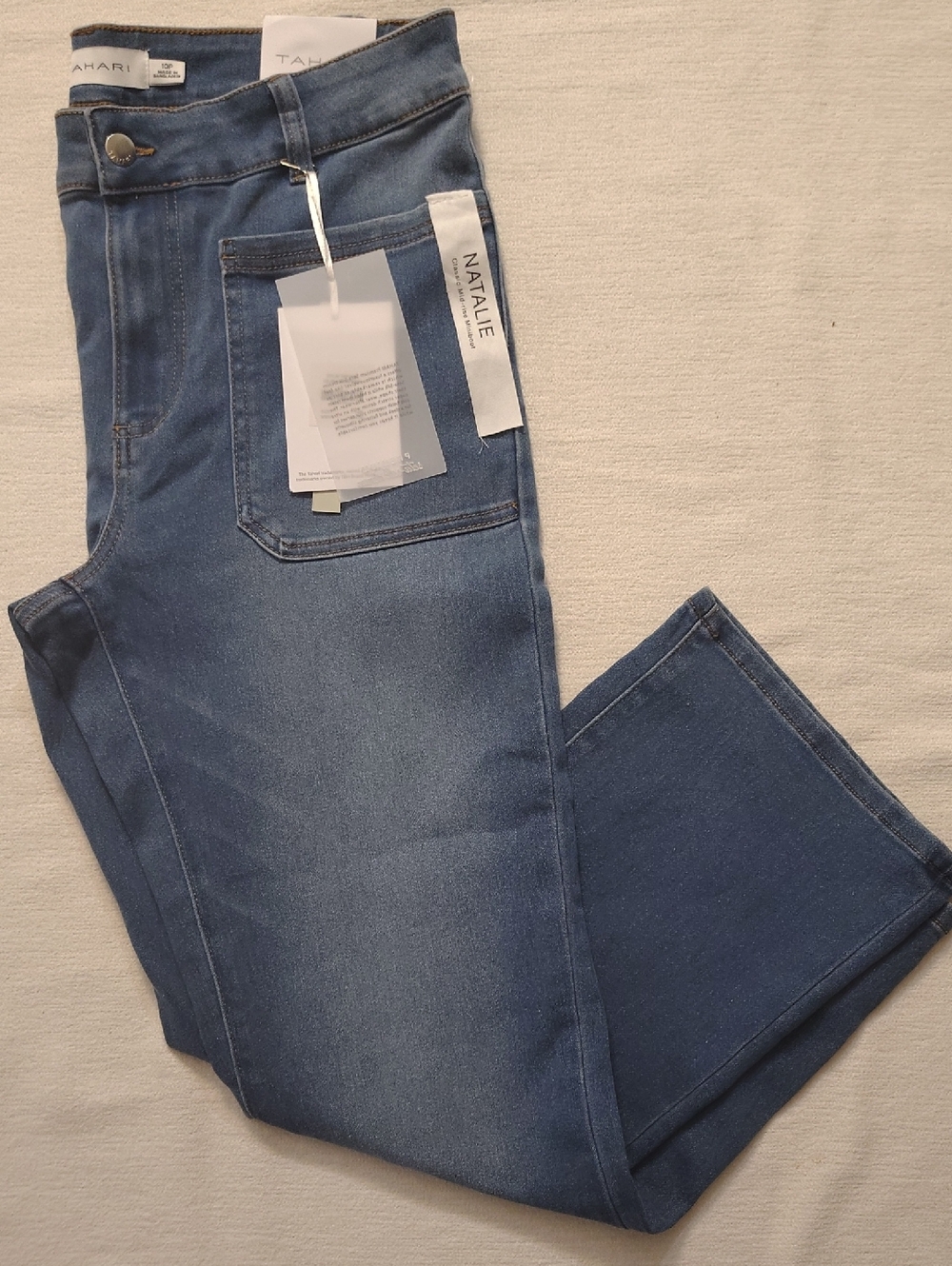 Tahari Petite Classic Mid -rise Mini boot Jeans. Color Glacier Wash. Size 10P